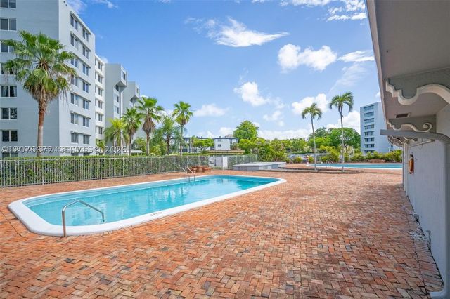 9001 SW 77th Ave C402, Miami, FL 33156