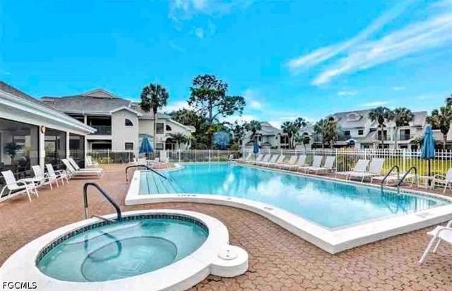 55 Emerald Woods DR C9, Naples, FL 34108