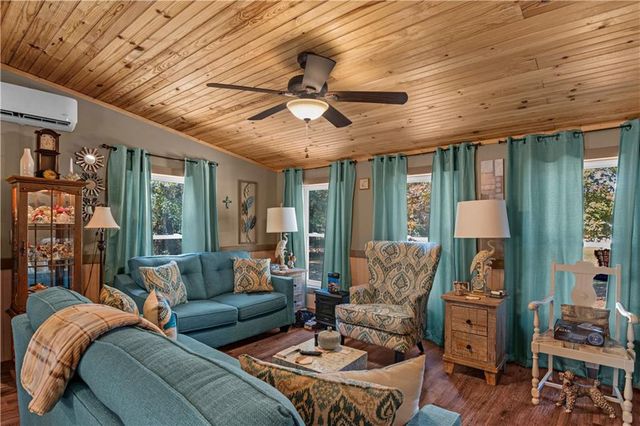 1264 Jones Way SE, Darien, GA 31305