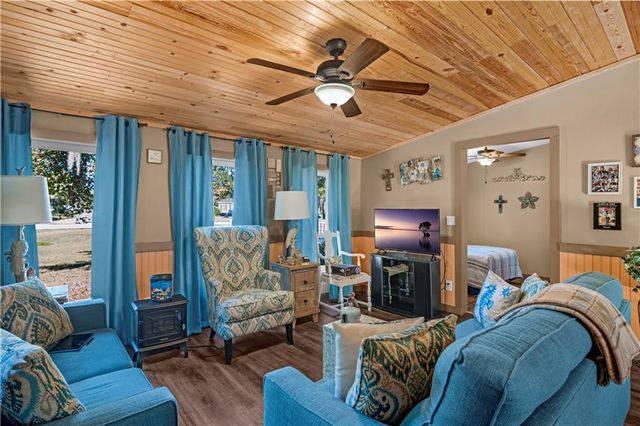 1264 Jones Way SE, Darien, GA 31305