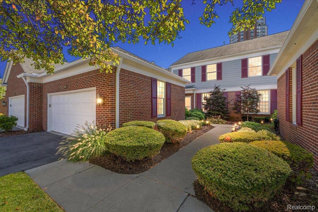 9000 Harbor Place Drive, St. Clair Shores, MI 48080