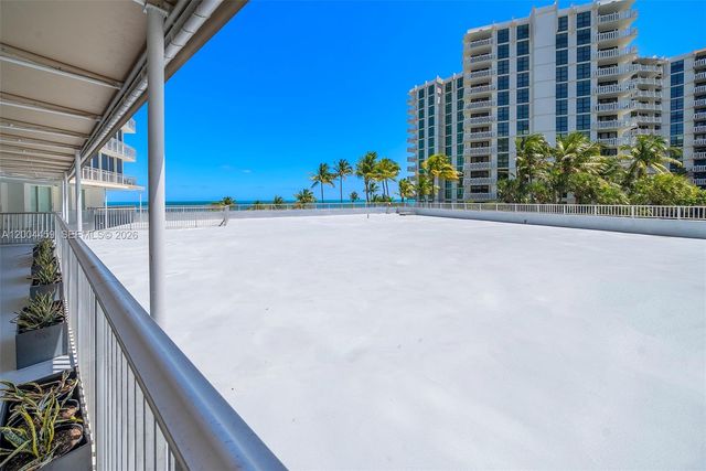 600 Grapetree Dr 3BS, Key Biscayne, FL 33149