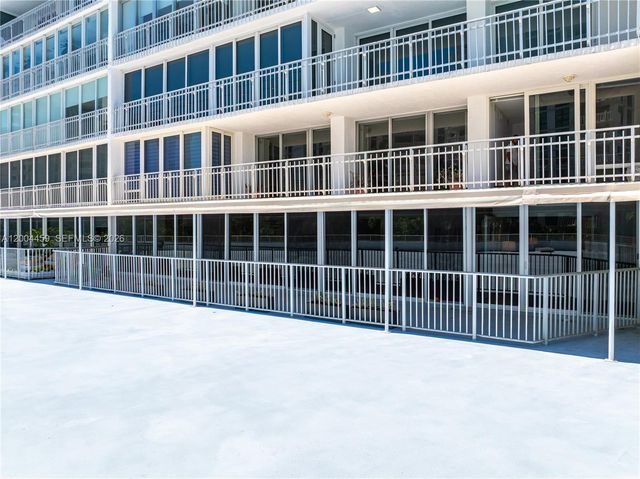 600 Grapetree Dr 3BS, Key Biscayne, FL 33149