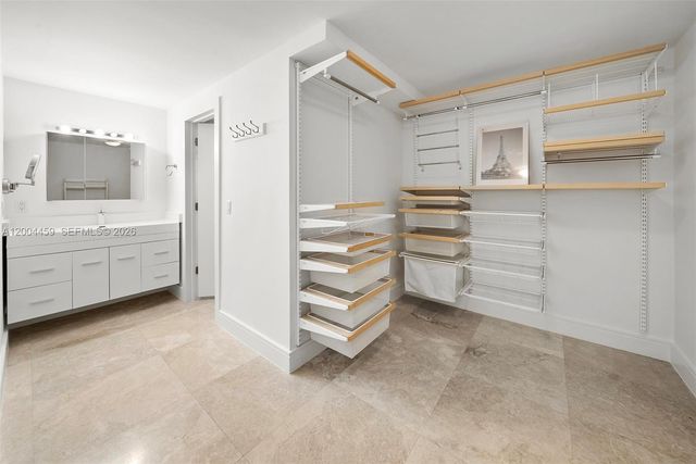600 Grapetree Dr 3BS, Key Biscayne, FL 33149