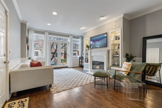 853 W Roscoe Street 1, Chicago, IL 60657