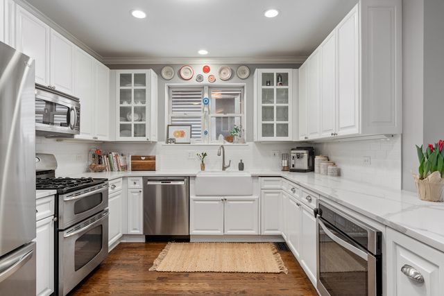 853 W Roscoe Street 1, Chicago, IL 60657