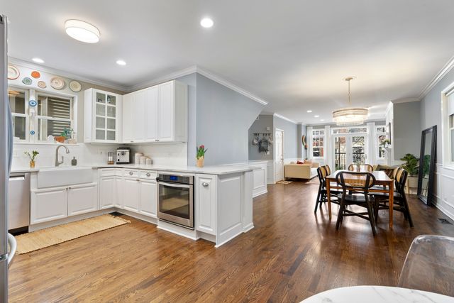 853 W Roscoe Street 1, Chicago, IL 60657