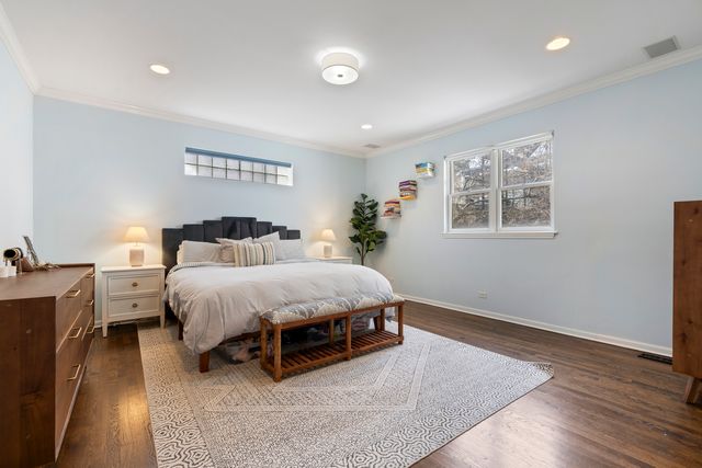 853 W Roscoe Street 1, Chicago, IL 60657