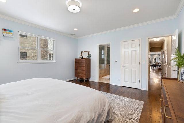 853 W Roscoe Street 1, Chicago, IL 60657