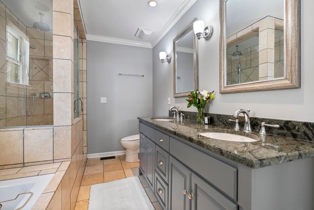 853 W Roscoe Street 1, Chicago, IL 60657