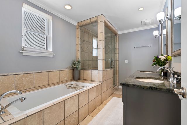 853 W Roscoe Street 1, Chicago, IL 60657