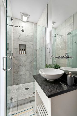 853 W Roscoe Street 1, Chicago, IL 60657