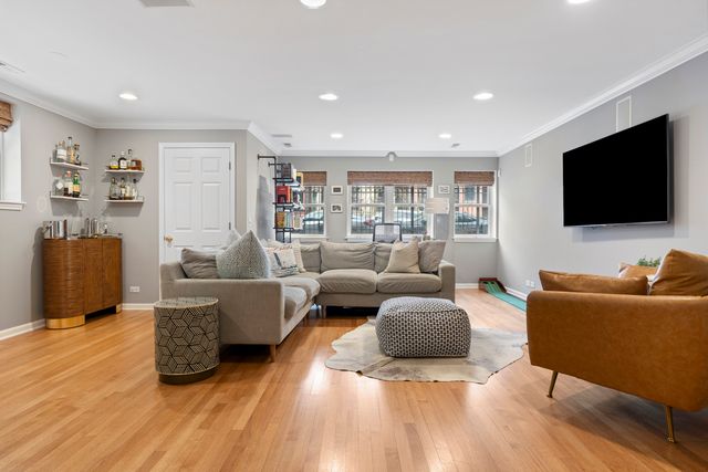 853 W Roscoe Street 1, Chicago, IL 60657