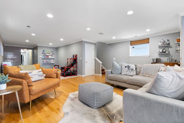 853 W Roscoe Street 1, Chicago, IL 60657