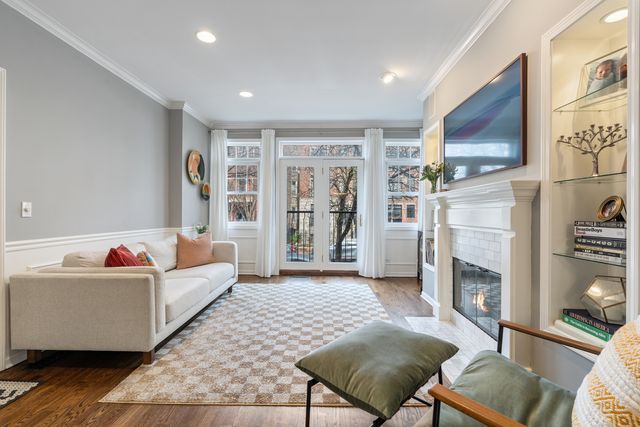 853 W Roscoe Street 1, Chicago, IL 60657