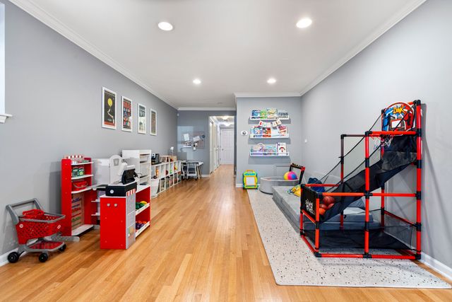 853 W Roscoe Street 1, Chicago, IL 60657