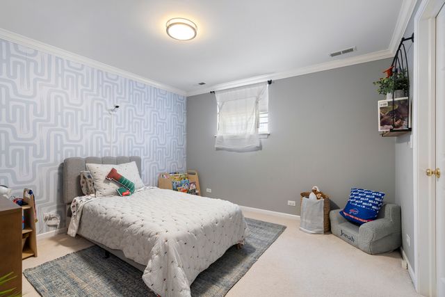 853 W Roscoe Street 1, Chicago, IL 60657
