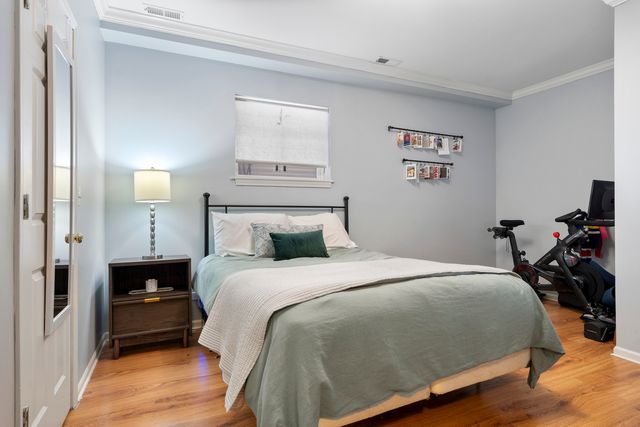 853 W Roscoe Street 1, Chicago, IL 60657