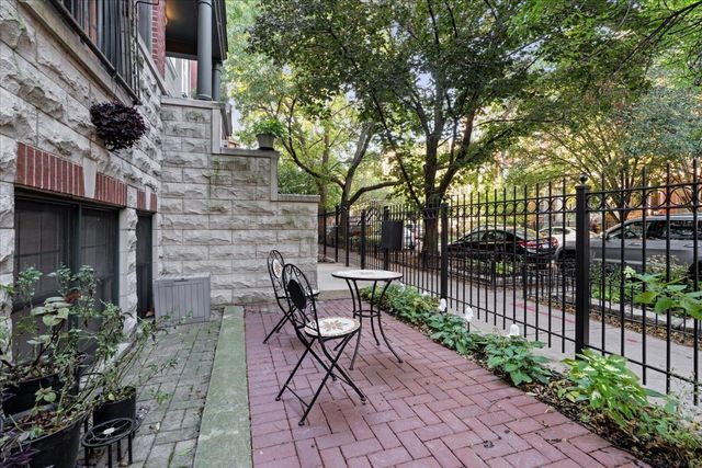 853 W Roscoe Street 1, Chicago, IL 60657