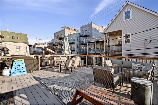853 W Roscoe Street 1, Chicago, IL 60657