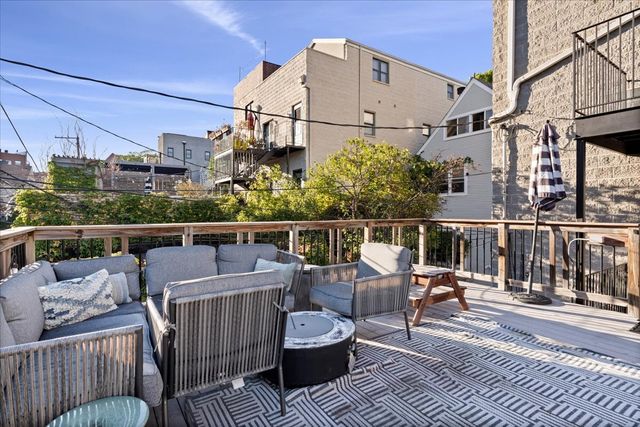 853 W Roscoe Street 1, Chicago, IL 60657