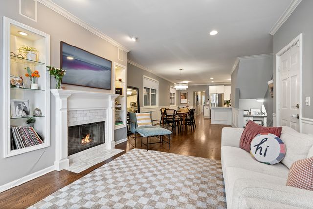 853 W Roscoe Street 1, Chicago, IL 60657