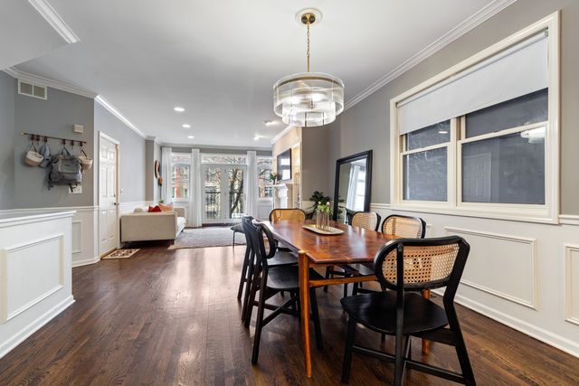 853 W Roscoe Street 1, Chicago, IL 60657
