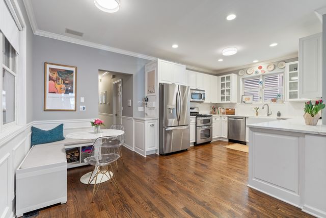 853 W Roscoe Street 1, Chicago, IL 60657