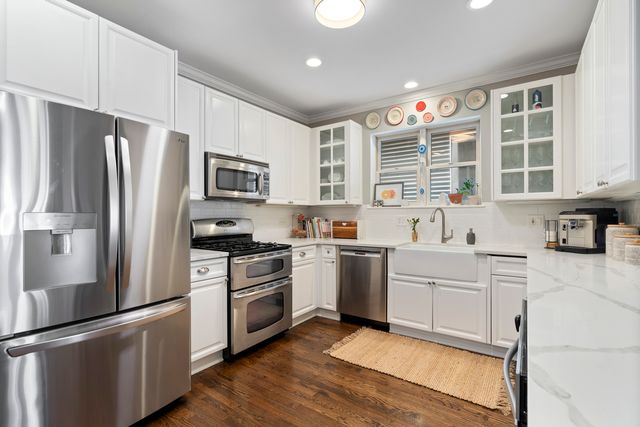 853 W Roscoe Street 1, Chicago, IL 60657