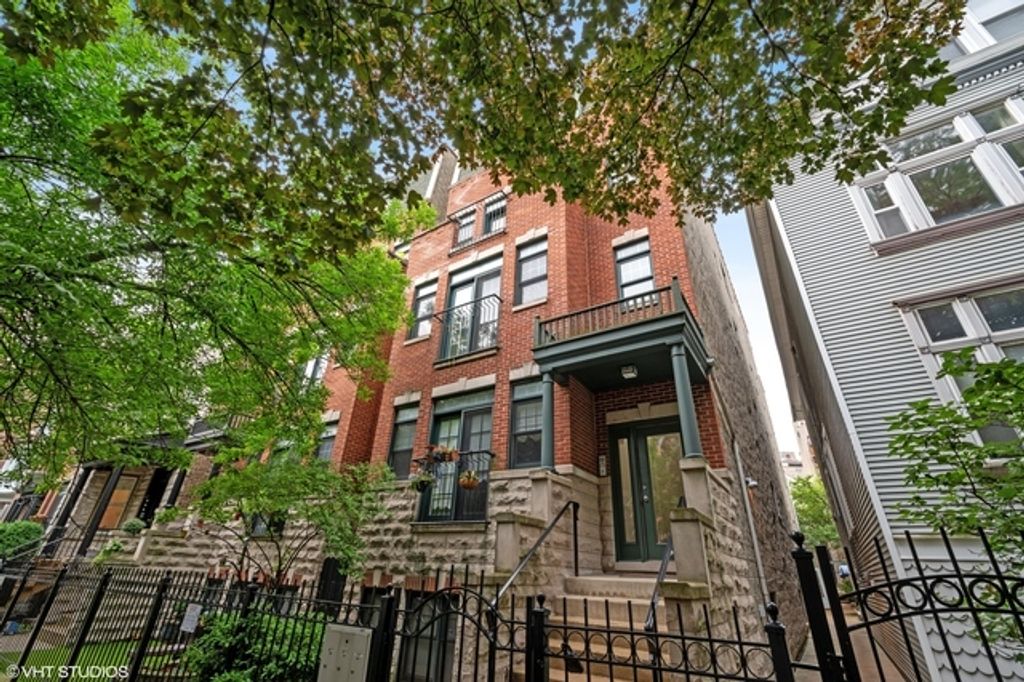 853 W Roscoe Street 1, Chicago, IL 60657