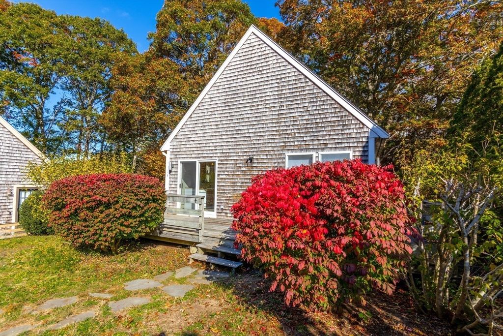 14 Avalon Dr, Falmouth, MA 02536