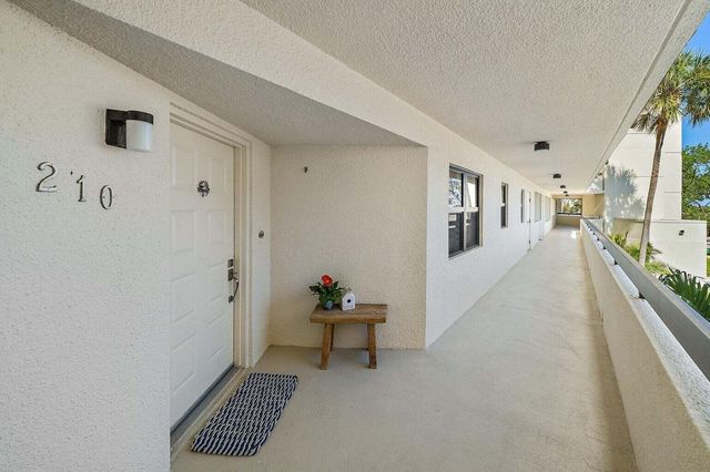 19800 S Sandpointe Bay Drive 210, Tequesta, FL 33469