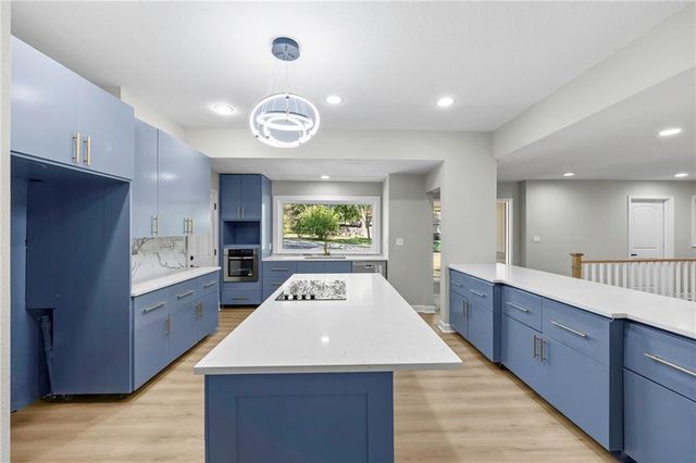 7019 W 69th Terrace, Overland Park, KS 66204