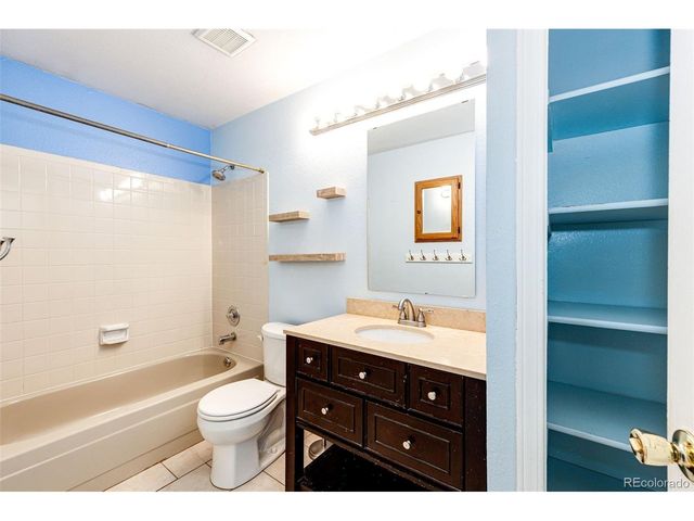1220 S Flower Cir A, Lakewood, CO 80232