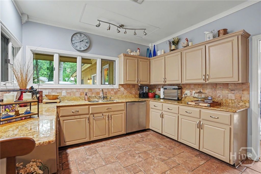 Image 8 of property listing at 7 Noble Jones Lane, Savannah, GA 31411