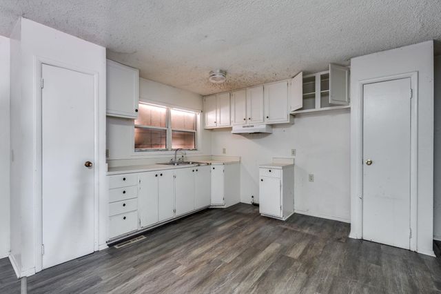 1621 E Berkeley St, Wichita, KS 67216