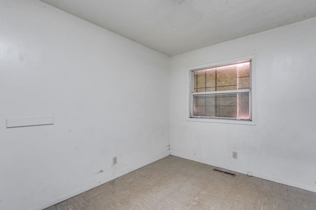 1621 E Berkeley St, Wichita, KS 67216