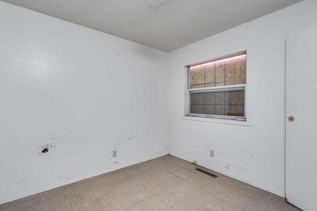 1621 E Berkeley St, Wichita, KS 67216