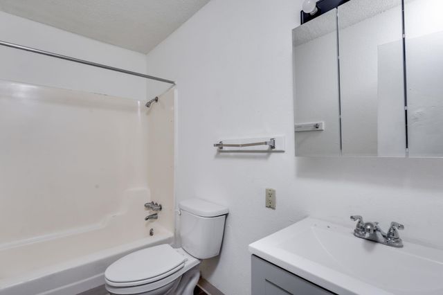 1621 E Berkeley St, Wichita, KS 67216