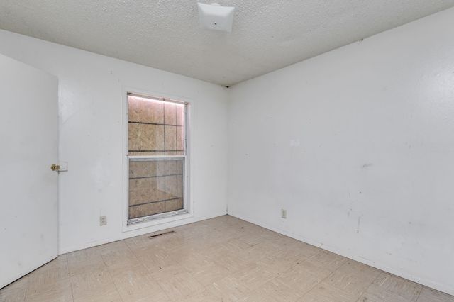 1621 E Berkeley St, Wichita, KS 67216