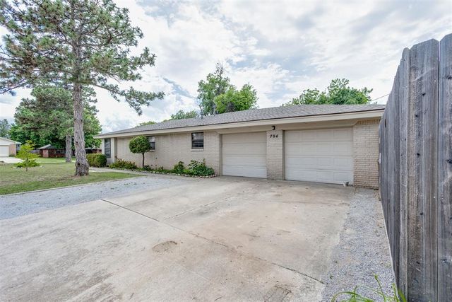704 Vick Circle, Yukon, OK 73099