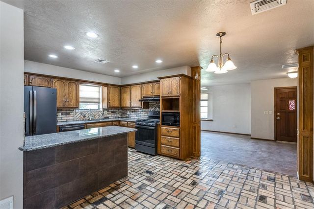 704 Vick Circle, Yukon, OK 73099
