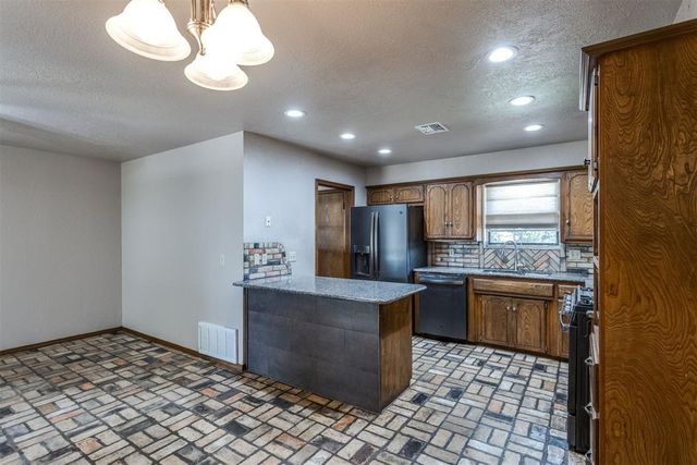 704 Vick Circle, Yukon, OK 73099