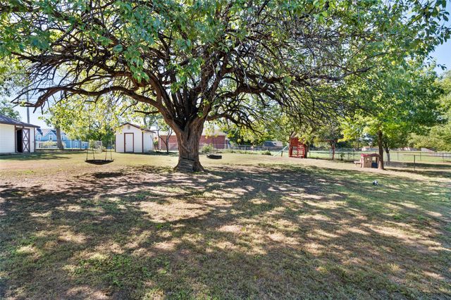 301 N Lyon Street, Tom Bean, TX 75491