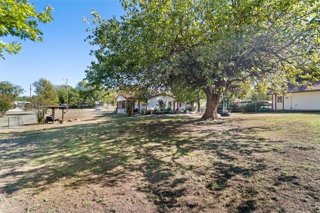 301 N Lyon Street, Tom Bean, TX 75491