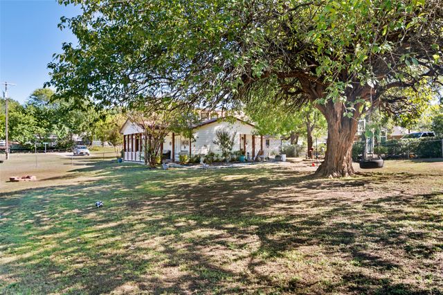 301 N Lyon Street, Tom Bean, TX 75491