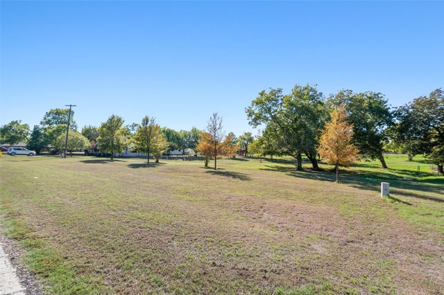 301 N Lyon Street, Tom Bean, TX 75491