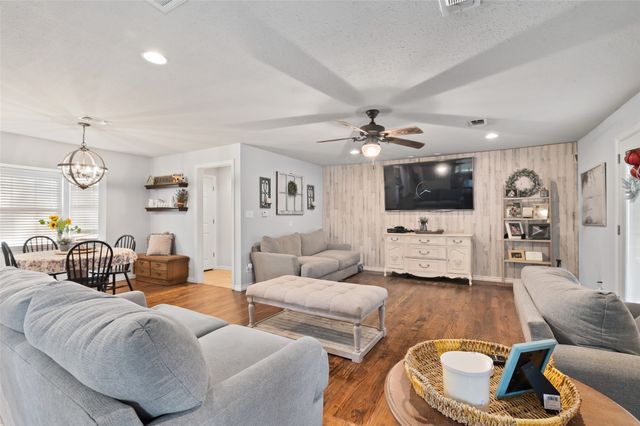 301 N Lyon Street, Tom Bean, TX 75491