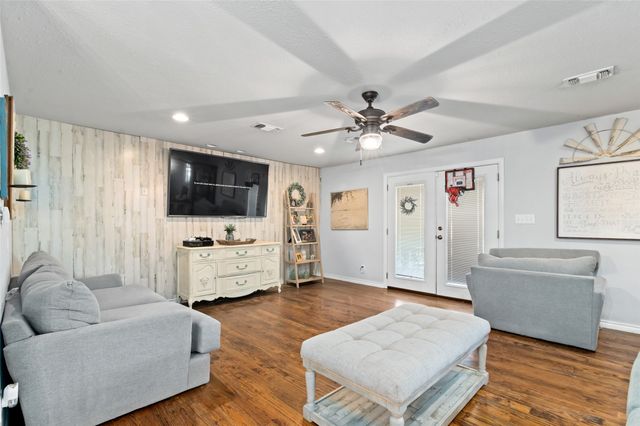 301 N Lyon Street, Tom Bean, TX 75491