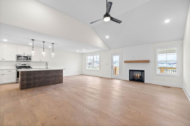 937 Bankside Dr, Clarksville, TN 37043